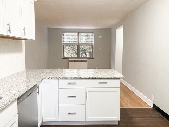 Building Photo - 825 Iroquois Ave