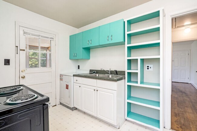 Foto del edificio - 2216-2218 Castleman Dr