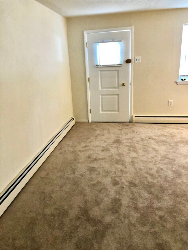Front door/living room - 1342 Herschel Pl