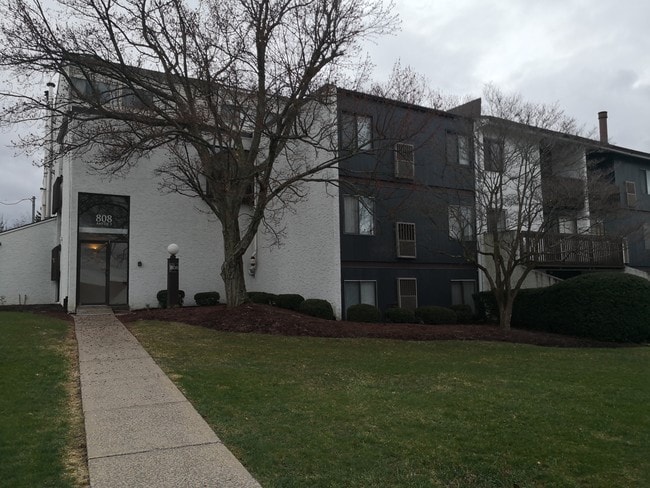 Building - 808 Stratford Dr