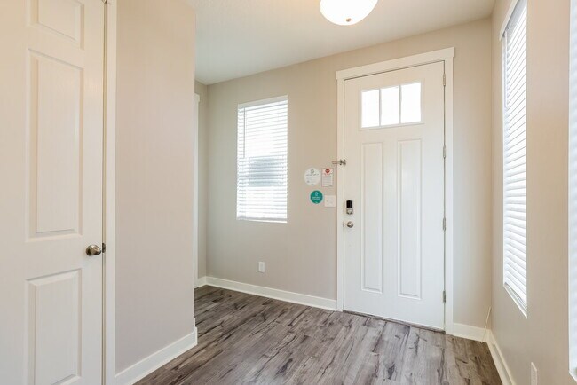 Foto del edificio - 5093 Summerdale Dr