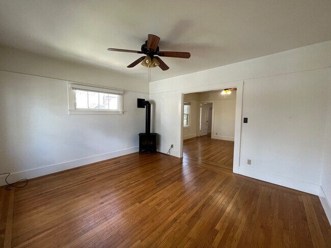 Building Photo - 415 28th St