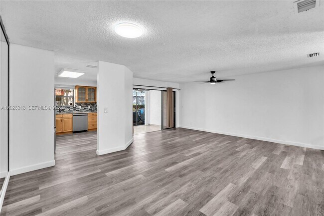 Foto del edificio - 3405 Emerald Oaks Dr