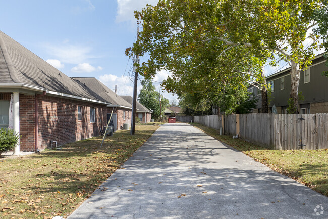 Driveway - Humblewood Apartments