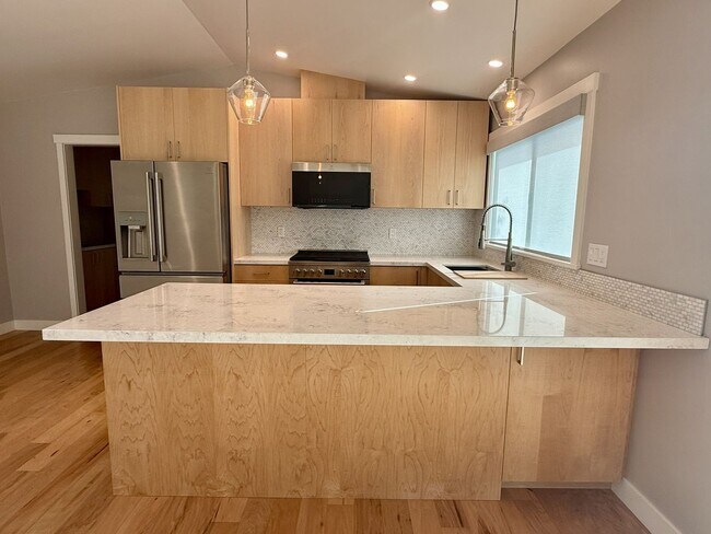 Building Photo - 1665 Laurel Ave