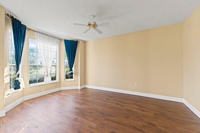 Foto del edificio - 500 Hidden Hollow Dr