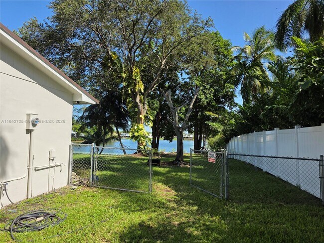 Foto del edificio - 13920 Kendale Lakes Blvd