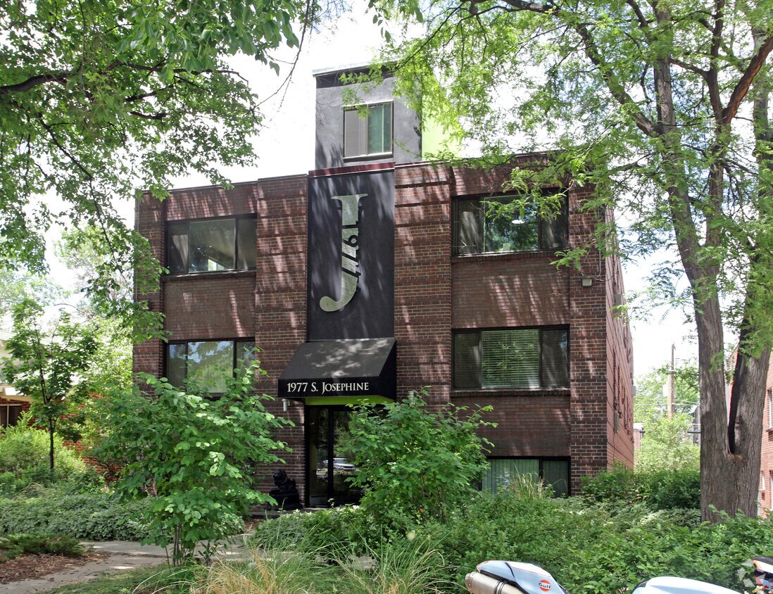 Primary Photo - Campus Manor Apartments