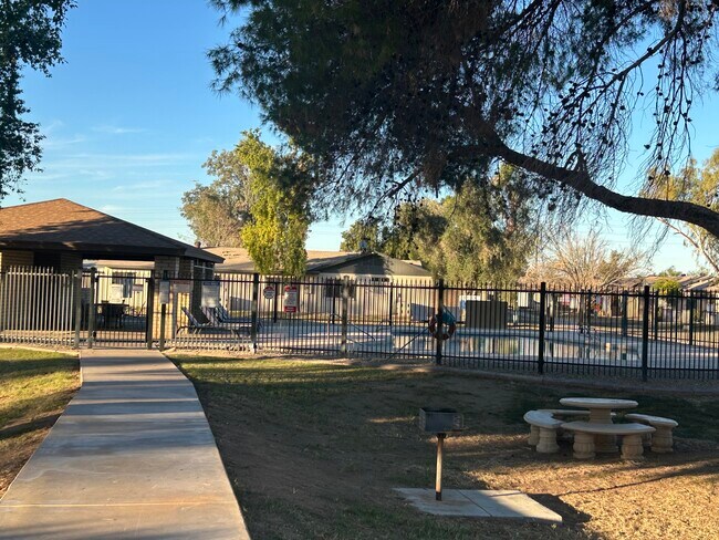 El parque y la piscina son parte del complejo. - 3340 S Parkside Dr