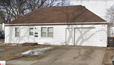 Building Photo - 1002 E Ave F