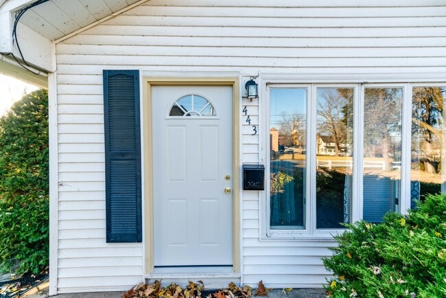 Building Photo - 443 N Main St