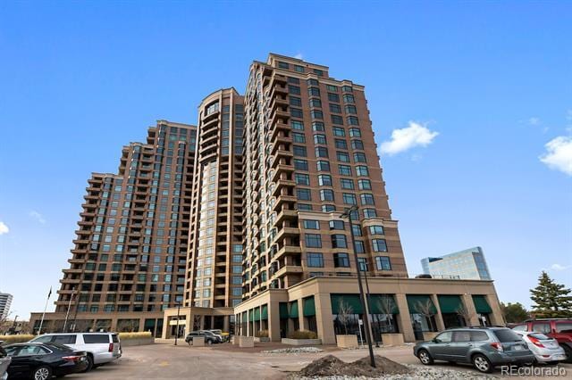 Foto del edificio - 8100 E Union Ave