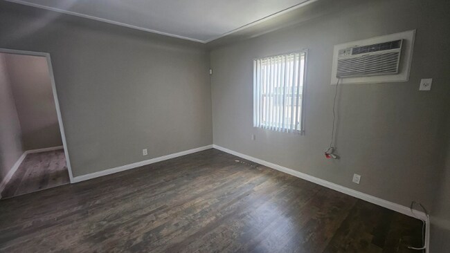Building Photo - 812 N Fuller Ave