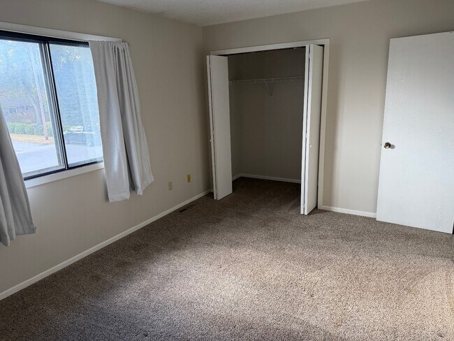 Foto del edificio - 315 E Van Dorn St