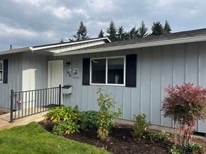 Building Photo - 990 W L St