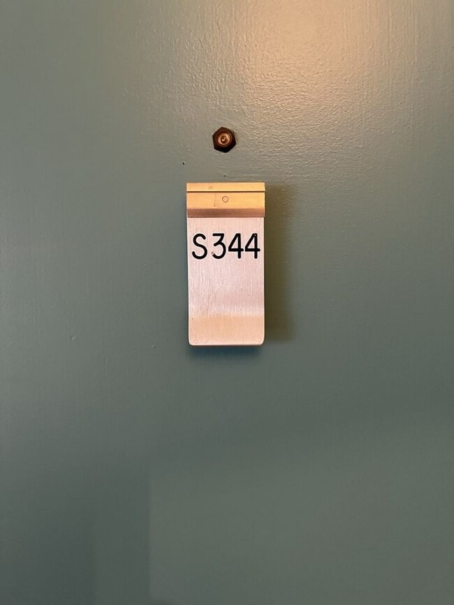 Building Photo - Large 744 sq.ft. 1 bedroom in historic Riverpark DC building