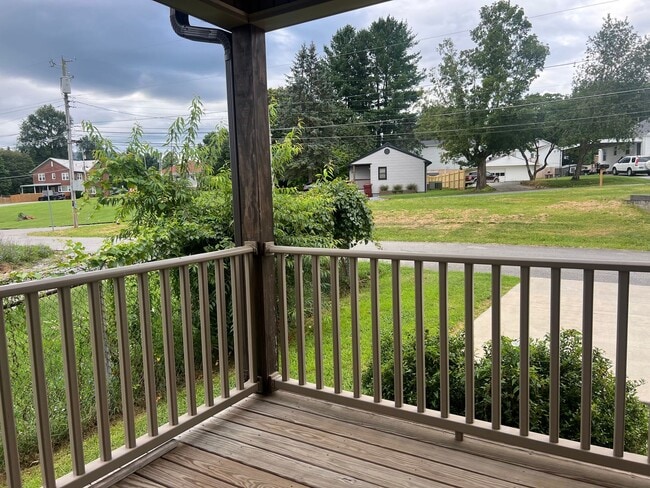 Building Photo - Beautiful home 3 minutes from ETSU!