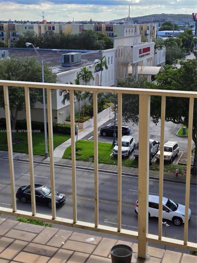 Foto del edificio - 4675 W 18th Ct