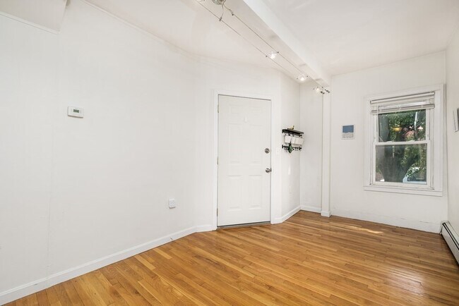 Building Photo - 289 Elm St