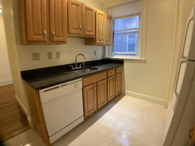 Building Photo - 100 Queensberry St