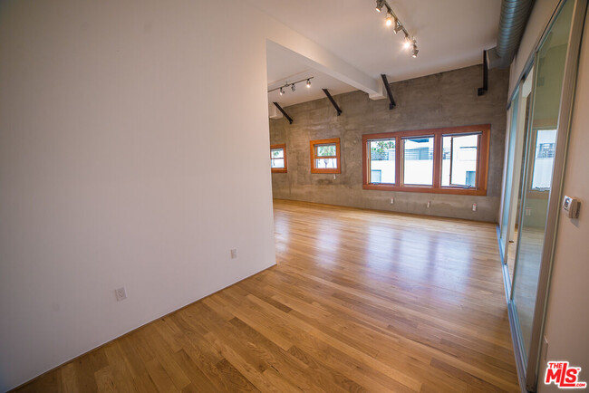 Foto del edificio - 8 Brooks Ave