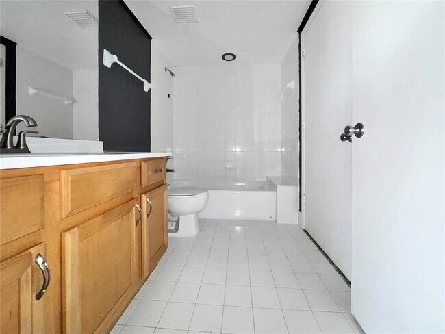 Building Photo - 200 E Dania Beach Blvd
