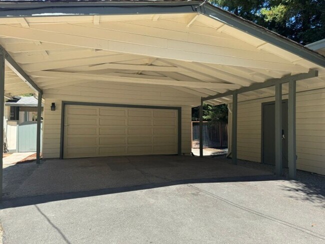Building Photo - Fabulous single level Lafayette home nestled at the end of a tree-lined drive.