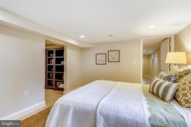 Building Photo - 2009 Lawrence St NE