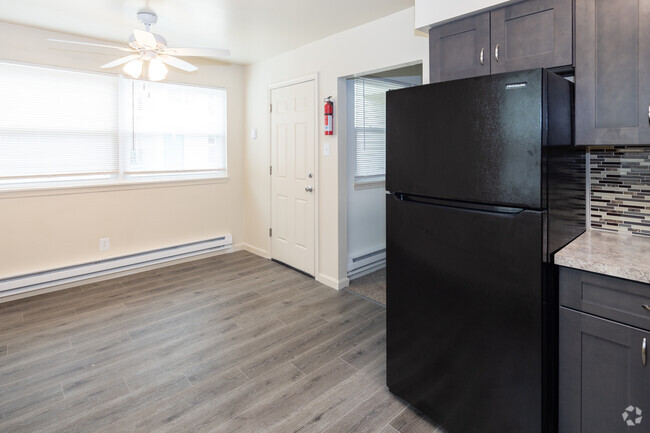 1BR, 1BA - 640SF - Carriage Place Apartments