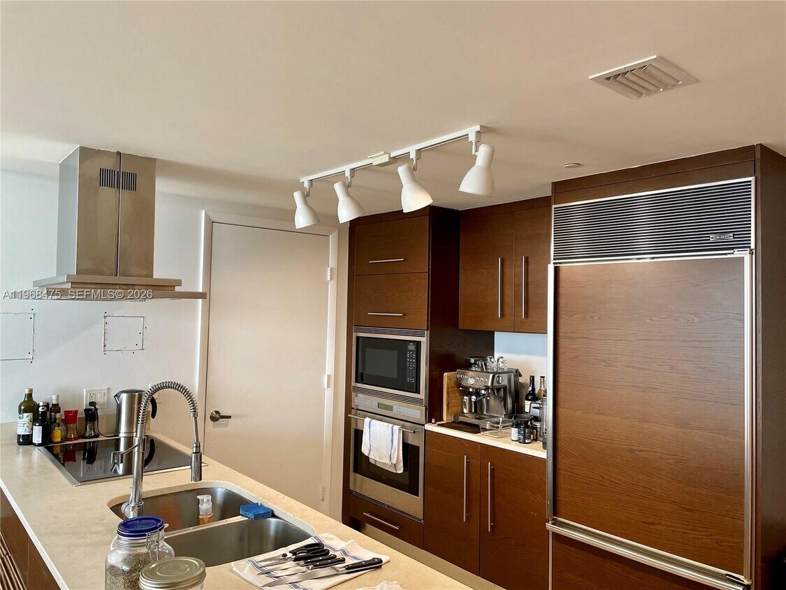 Building Photo - 495 Brickell Ave