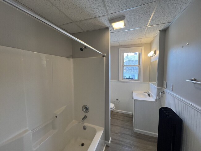 Foto del edificio - Available NOW! Large Two Bedroom in Wilkes...
