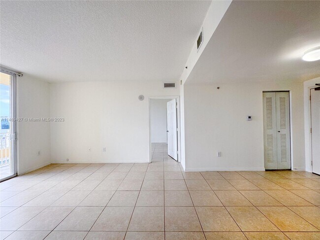 Building Photo - 215 SW 42nd Ave
