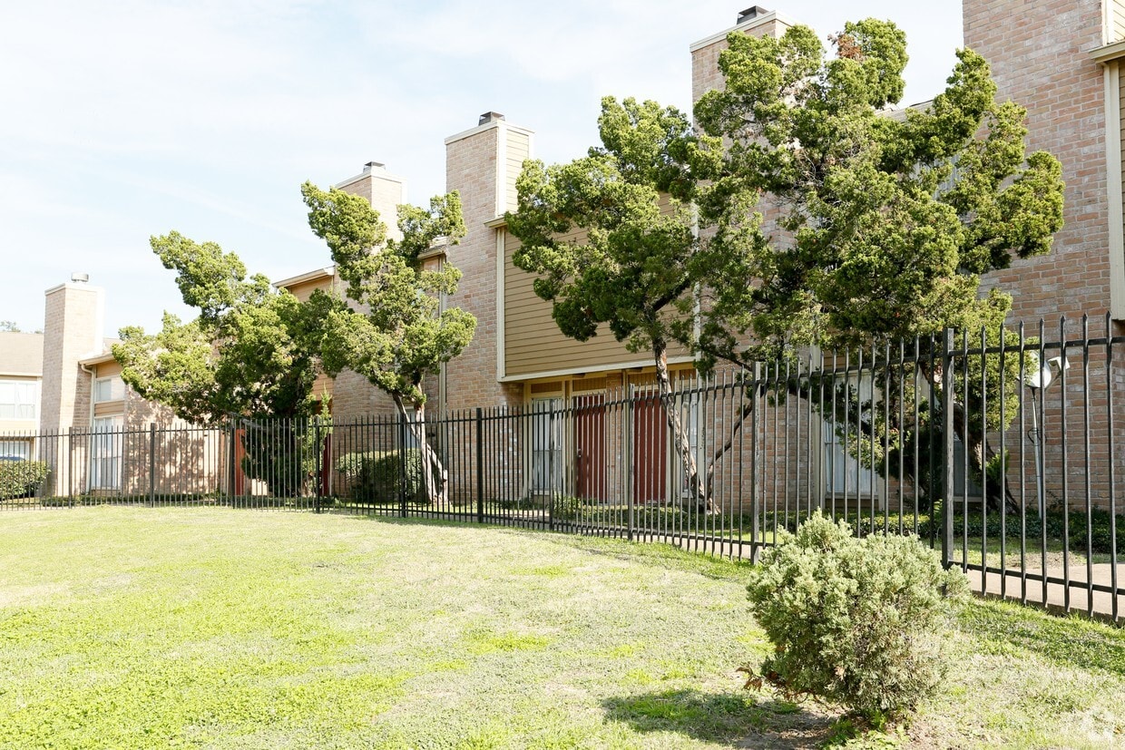 Primary Photo - Villa Adora Apartments