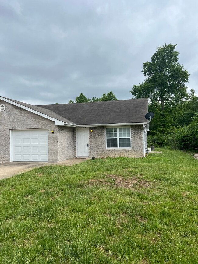 Building Photo - 2626 E Oakbrook Dr