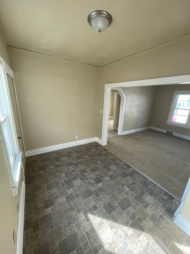 Building Photo - HUGE 4 Bedroom Apartment