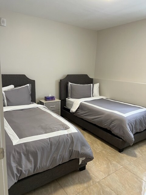 BED - 4122 Collins Ave