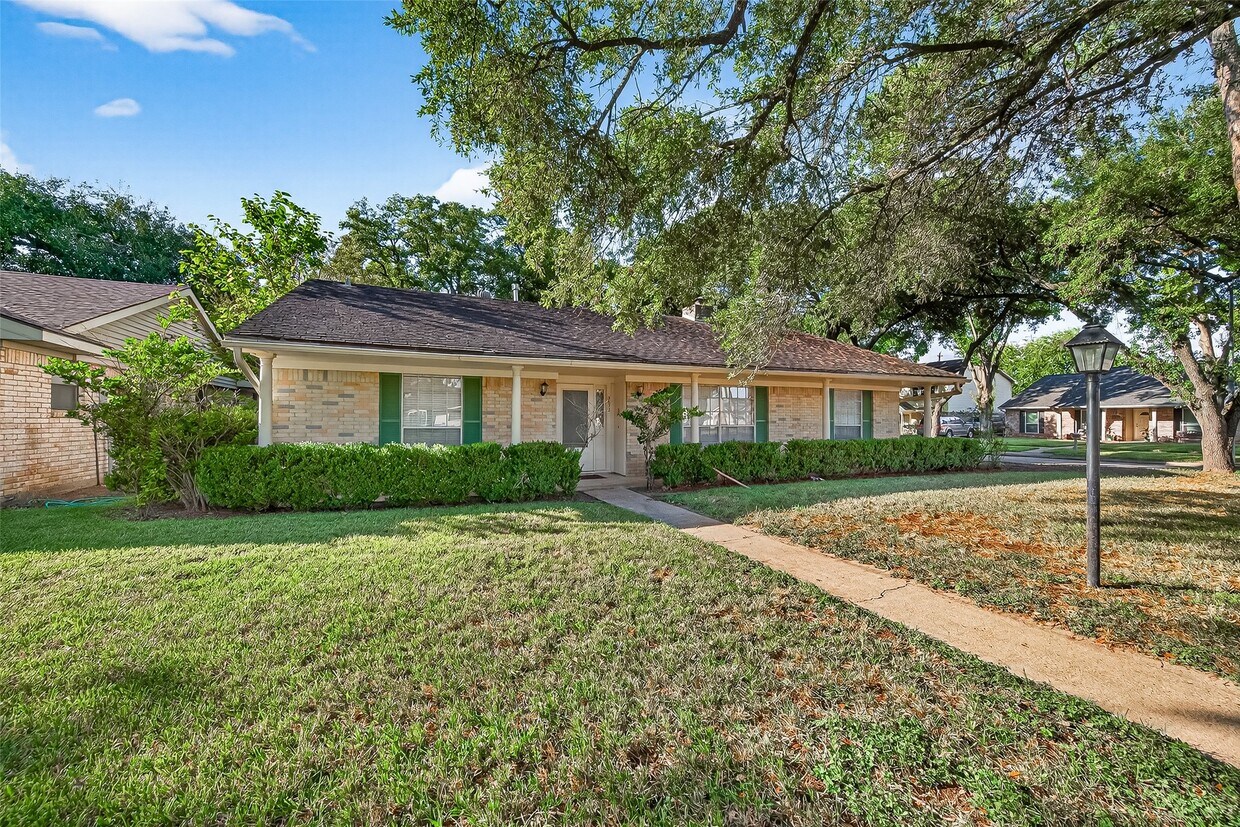 Foto principal - 9602 S Petersham Dr
