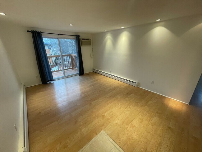Foto del edificio - Quiet Corner Apartment in the Heart of Salem