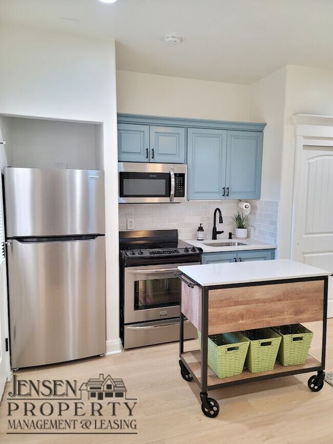 Building Photo - Beautiful Furnished Casita in Hurricane-Al...
