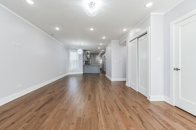 Building Photo - 2550 W Balmoral Ave