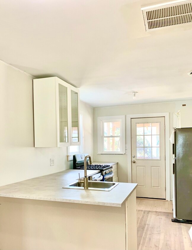 Kitchen leading to private porch & garden - 216 State St