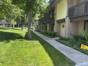 Building Photo - 714 Briarwood Ln