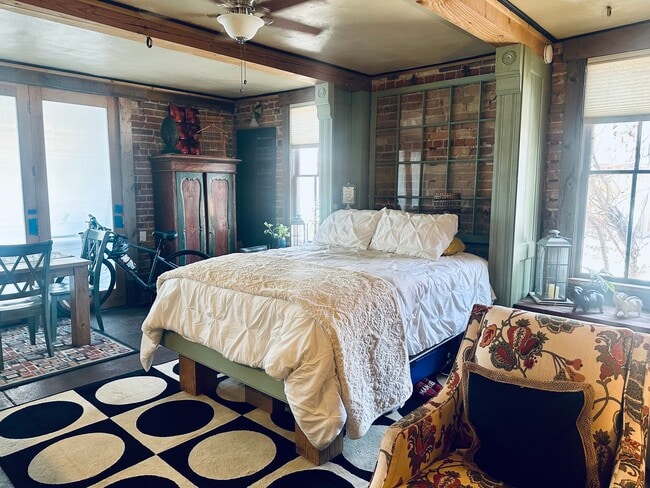 Building Photo - 1136 E 100 S