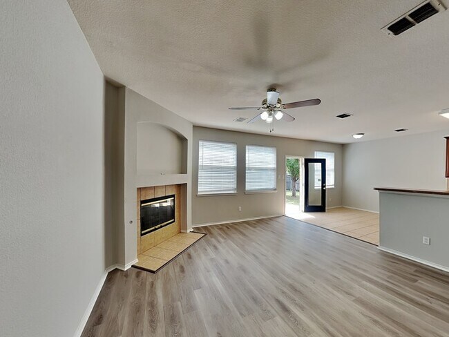 Foto del edificio - 8209 Swan Park Dr