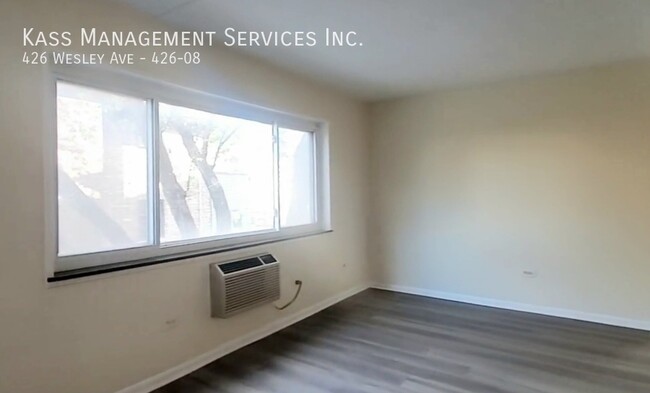 Building Photo - Spacious 1 Bed in Oak Park - New LVP floor...