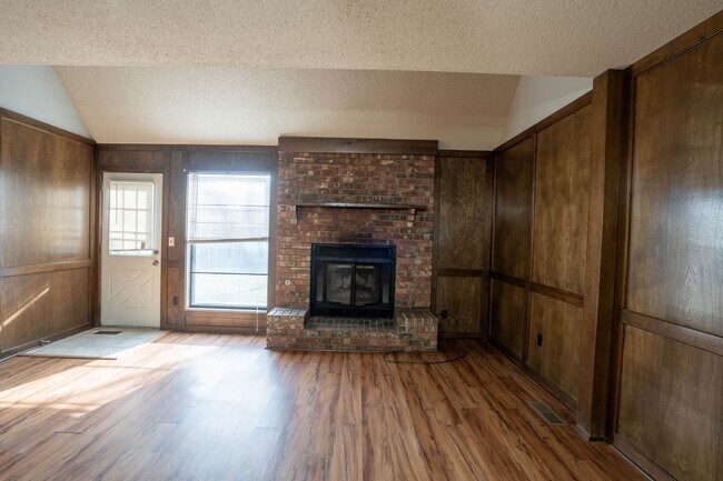Building Photo - Charming 3 Bed Room Duplex / $1600