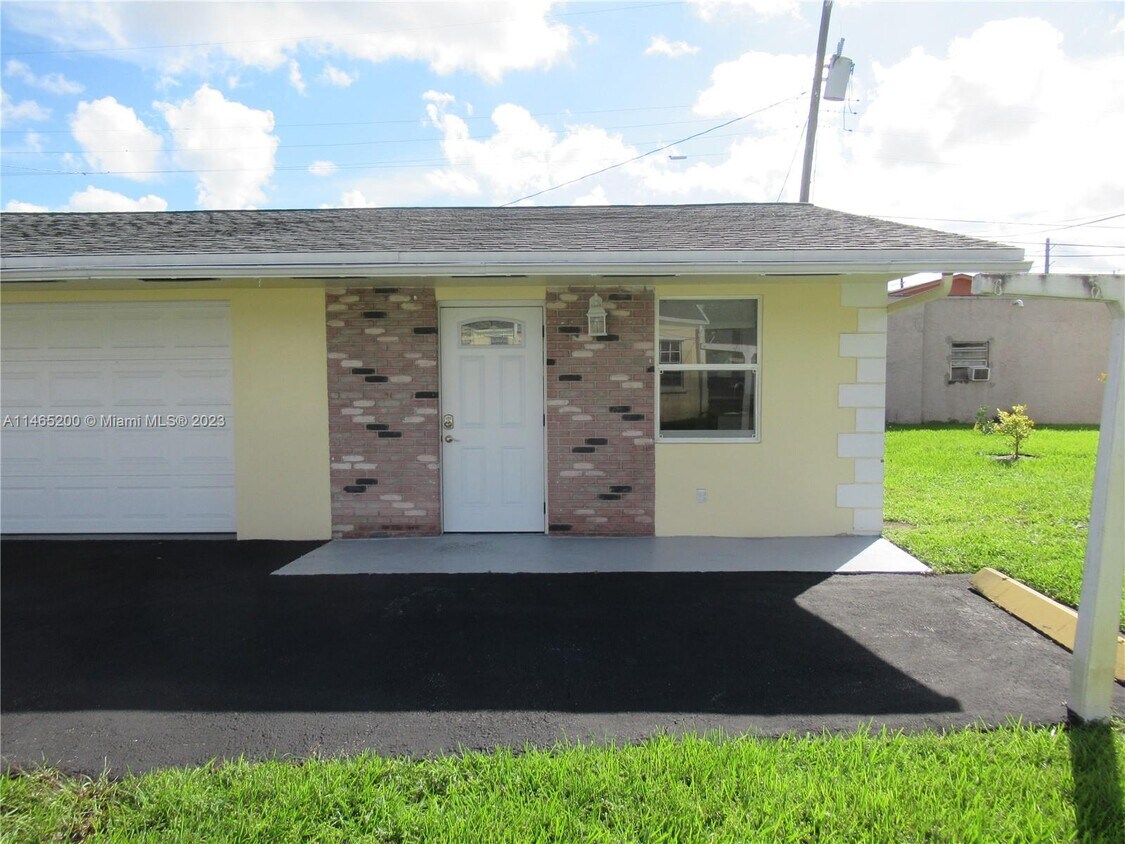 Primary Photo - 511 NW 60th Way