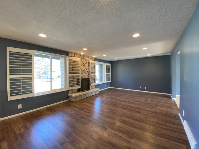 Building Photo - 778 E Empire Cir