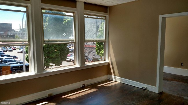 Building Photo - 41 1/2 W Tupper St