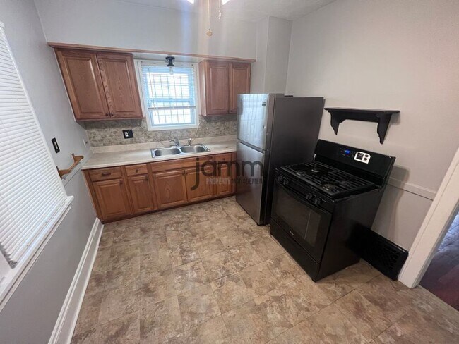 Foto del edificio - 3183 W 112th St